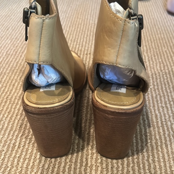 EUC STEVE MADDEN terraa peep toe tan leather heels size 8 - Picture 10 of 13